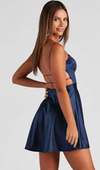 Atemberaubend im Satin-Skaterkleid