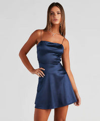 Atemberaubend im Satin-Skaterkleid