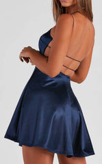 Atemberaubend im Satin-Skaterkleid