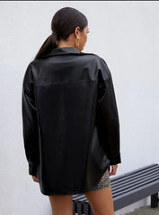 Darllin – Schwarzes Hemd aus veganem Leder mit Knopfleiste