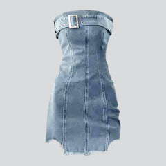 Schulterfreies, figurbetontes Kleid