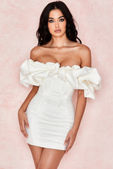 Trägerloses Kleid aus Satin mit Rüschen