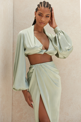 Seidiges Satin-Set mit drapiertem Oberteil und Rock