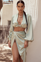Seidiges Satin-Set mit drapiertem Oberteil und Rock