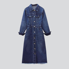 Langes Jeanskleid mit zerrissenen Kanten