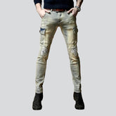 Cargojeans für Herren mit zerrissenen Knien