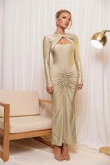 Gerüschtes Maxikleid mit ausgehöhlten, langen Ärmeln und Metallschnalle
