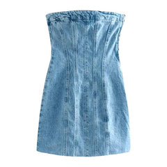 Trägerloses Jeanskleid mit ungesäumtem Saum
