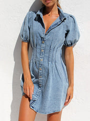 Gerüschtes Jeanskleid mit Umlegekragen