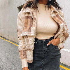 Schicke Teddyjacke aus Kunstpelz mit Karomuster und langen Ärmeln und Knopfleiste und Pattentasche - Braun