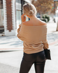 Tess – Schulterfreier Pullover aus Kaschmirmischung – Kamel