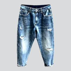 Ausgefranste Herrenjeans im trendigen Stil