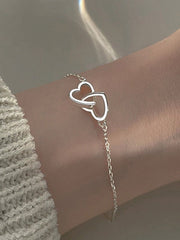 Armband mit ineinandergreifenden Herzanhängern
