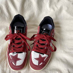 Weinrote Sneakers mit Stern