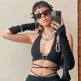 Verführerisches Neckholder-Crop-Top in Volltonfarbe mit Handschuhschnallenbesatz - Schwarz