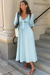Lässiges Leinen-Midikleid mit Puffärmeln und Bindeband vorne für den Strandurlaub - Himmelblau