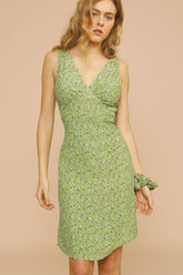 Ärmelloses französisches Midi-Sommerkleid mit V-Ausschnitt und kleinem Druck - Salbeigrün