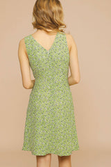 Ärmelloses französisches Midi-Sommerkleid mit V-Ausschnitt und kleinem Druck - Salbeigrün