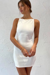 Elegantes ärmelloses, figurbetontes Minikleid mit hohem U-Boot-Ausschnitt - Weiß