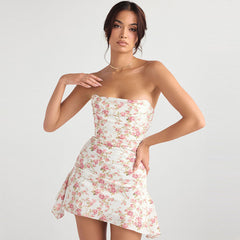 Glamorous – Trägerloses, gerüschtes Korsett-Minikleid mit Rosendruck – Geblümt