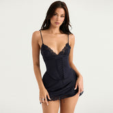 V-Ausschnitt, Schnürung, seitlicher Schlitz, figurbetontes Slip-Minikleid - Schwarz