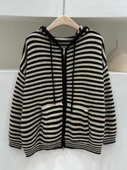 Gestreifte Strickjacke mit langen Ärmeln und Kapuze