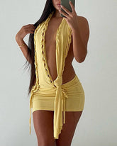 Tanigrei – Tief ausgeschnittenes Statement-Minikleid