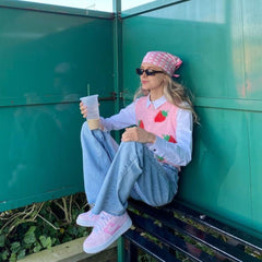 Kurze Strickweste mit Erdbeer-Milchshake-Print