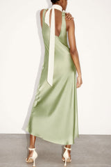 Seidiges Satin-Maxikleid mit tiefem V-Ausschnitt, gerüschten Strumpfhaltern und ärmellosem Schnitt - Grün