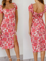 Bedrucktes Kleid mit Schlitz und geradem Ausschnitt