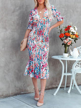 Bedrucktes Rüschenkleid mit V-Ausschnitt und elastischer Taille