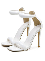 Schlichte Stiletto-Sandalen mit T-Riemen