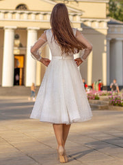 Mesh-Kleid mit Rundhalsausschnitt und Pailletten und langen Ärmeln