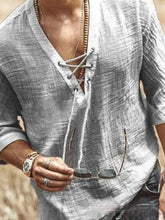 Einfarbiges T-Shirt mit mittellangen Ärmeln und großem V-Ausschnitt