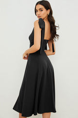 – Fit & Flare – Midi-Slip-Kleid mit Bindebändern und hohem Schlitz - Schwarz
