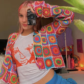 Gehäkelte Strickjacke mit Blumenmuster und Knopfleiste - Mehrfarbig