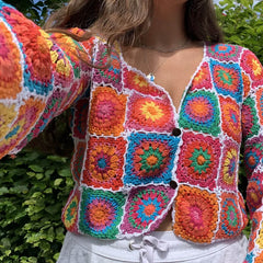 Gehäkelte Strickjacke mit Blumenmuster und Knopfleiste - Mehrfarbig