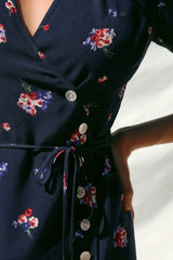 Vintage Blumendruck Puffärmel Französisches Wickel-Minikleid - Marineblau