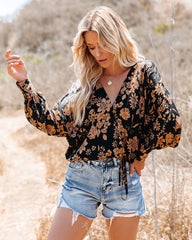 Wish You Well – Drapierte Bluse mit Blumenmuster