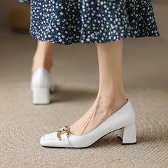 Demi-elegante Slip-on-Pumps mit mittelhohem Absatz und Kette