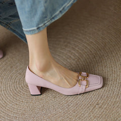 Demi-elegante Slip-on-Pumps mit mittelhohem Absatz und Kette