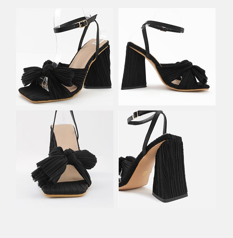 Sandalen mit Schleife und klobigem Absatz