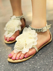 Flache Sandalen mit Blumen-String-Perlen und Knöchelriemen