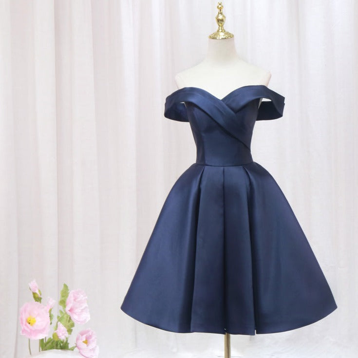 Marineblaues, plissiertes Homecoming-Kleid aus Satin mit schulterfreiem Schnitt