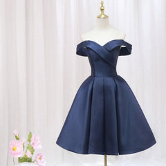 Marineblaues, plissiertes Homecoming-Kleid aus Satin mit schulterfreiem Schnitt