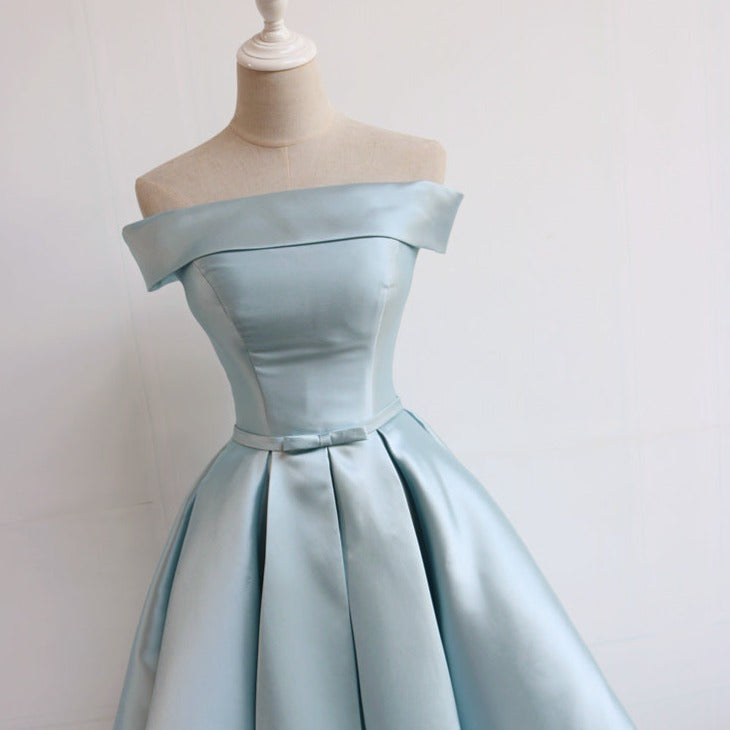 Plissiertes Homecoming-Kleid aus Satin mit schulterfreiem Schnitt