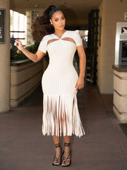 Vestido informal con flecos y rayas en los laterales