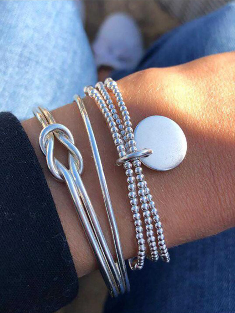Pulsera minimalista de cuentas anudadas