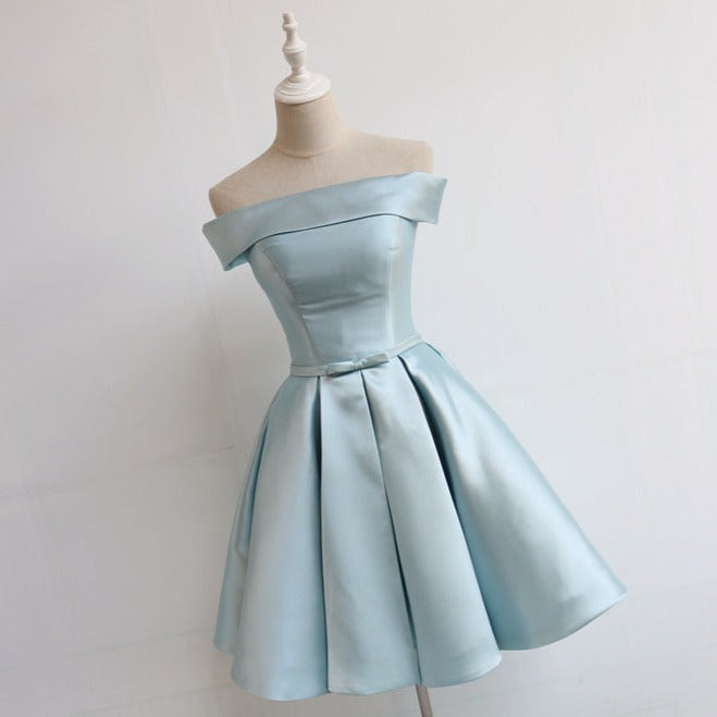 Plissiertes Homecoming-Kleid aus Satin mit schulterfreiem Schnitt