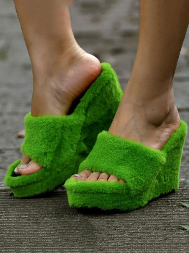 Flauschige Sandalen mit Keilabsatz
